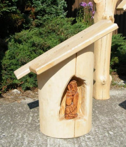 Kapliczka drewniana Jezus Frasobliwy - mała, drewno, kolor naturalny