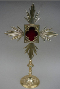 Relikwiarz mosiężny w kształcie promienistego krzyża, wysokość 40 cm