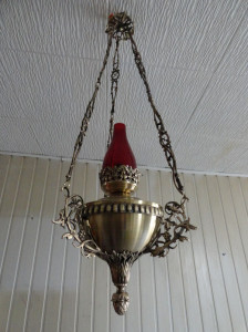Lampka wieczna barokowa. Wykonana z odlewu mosiężnego i blachy mosiężnej.