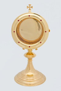 Kustodia na dużą hostię, zdobiona rubinami, mosiądz złocony, wysokość 36 cm