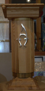 Ambona, drewno orzechowe z symbolem rzeźbionym i posrebrzanym lub pozłoconym