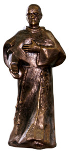Pomnik św. Maksymilian Kolbe, materiał żywiczny, wysokość 38 cm
