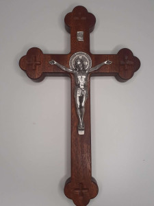 Krzyż Benedyktyński sapelli drewniany na ścianę 26cm