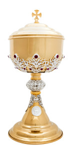 Puszka liturgiczna, mosiądz złocony i srebrzony, zdobiona rubinami, 34 cm wysokości