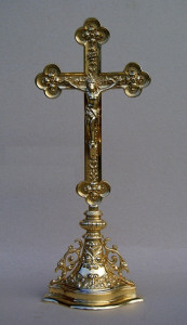 Krzyż ołtarzowy mosiężny, wysokość 40,5 cm
