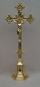 Krzyż ołtarzowy mosiężny, wysokość 70 cm z miejscem na relikwie, mosiądz polerowany, złocony lub srebrzony