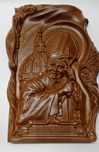 Płaskorzeźba z wizerunkiem Ojca Św. Jana Pawła II na tle Bazyliki Św. Piotra i Pawła, ciemny buk