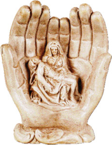 Pieta w dłoniach, materiał żywiczny, wysokość 14 cm