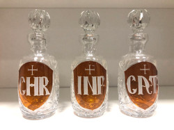  Zestaw trzech kryształowych karafek na oleje CHR INF CAT