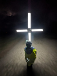Krzyż podświetlany, bezprzewodowy na wieczorne i nocne procesje, pielgrzymki i drogi krzyżowe