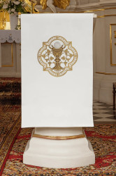 obrus na lektorium z kielichem i hostią.jpg