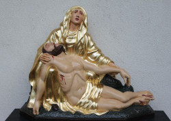  Pieta drewniana, polichromia i złocenie płatkiem, wys. 30-50 cm