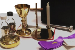  Walizka z wyposażeniem liturgicznym, skórzana, pasek na ramie