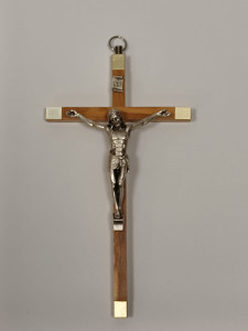 Krzyż wiszący z drewna oliwnego, 17 cm