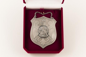 Ryngraf srebrny z Orłem Piastowskim i Matką Boską Ostrobramską, orzeł w tle