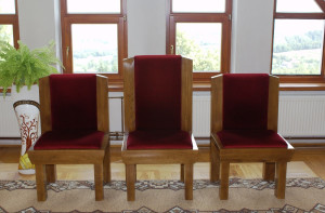 Sedilia, fotel celebransa, 2 fotele asysty