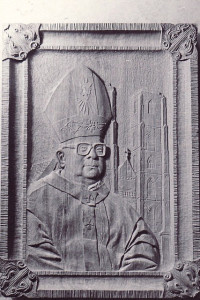 Portret kardynała Gulbinowicza - płaskorzeźba w drewnie na zamówienie