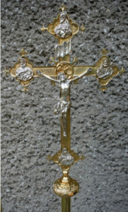 Krzyż procesyjny mosiężny z podstawą lub bez, wysokość z podstawą ok. 230 cm