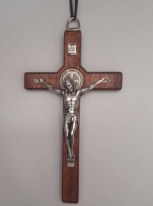 Krzyż Benedyktyński sapelli drewniany na rzemyku 11cm