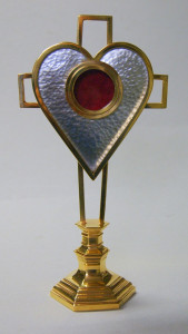 Relikwiarz w kształcie krzyża z sercem, do wyboru mosiądz, mosiądz srebrzony lub złocony, wysokość 26,5 cm