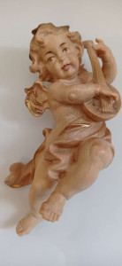 Anioł grający na mandolinie, rzeźba drewniana, wysokość 13 cm