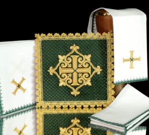 Komplet kielichowy, bielizna kielichowa z krzyżem haftowanym - aksamit zielony