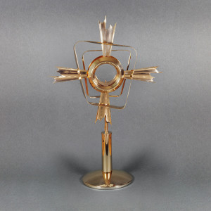 Monstrancja w kształcie krzyża, mosiężna, złocona, wysokość 52 cm