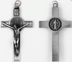 Krzyżyk z medalikiem Św. Benedykta