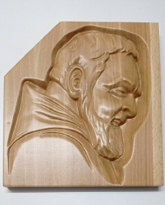 Płaskorzeźba z wizerunkiem Ojca Pio, jasny buk