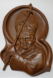 Płaskorzeźba z wizerunkiem Ojca Św. Jana Pawła II z pastorałem, ciemny buk
