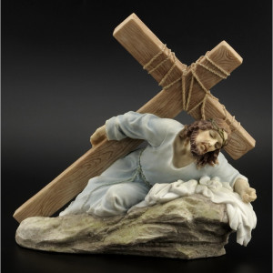 Figura Jezus niosący krzyż, wysokość 22 cm
