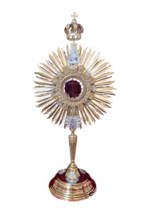 Monstrancja w stylu barokowym z koroną, medalionami Pana Jezus, matki Bożej, i Św. Józefa, wys. 65 cm