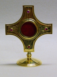 Relikwiarz w kształcie krzyża, do wyboru mosiądz, mosiądz srebrzony lub złocony, wysokość 12,5 cm