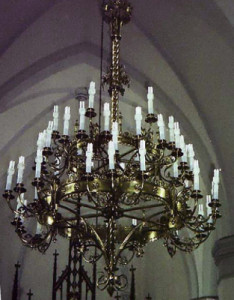 Duży żyrandol późniejszy gotyk, mosiężny, 72-płomienny, średnica 160 cm
