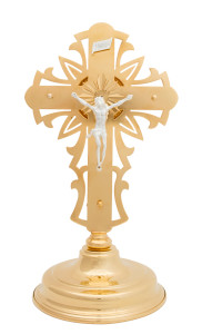 Relikwiarz w kształcie krzyża, mosiężny, złocony z elementami srebrzonymi, średnica kapsuły 3,7 cm, wysokość 29 cm