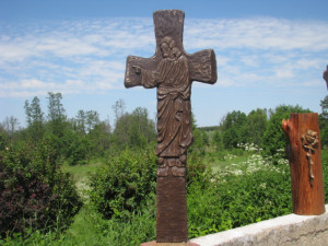 Krzyż z płaskorzeźbą - ręcznie rzeźbione drewno lipowe