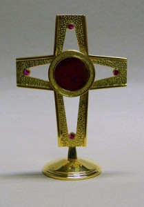 Relikwiarz w kształcie krzyża, do wyboru mosiądz, mosiądz srebrzony lub złocony, wysokość 15,5 cm