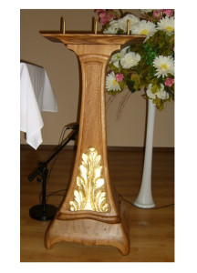 Lichtarz drewniany zdobiony liściem akantu, złocony, wysokość 110 cm