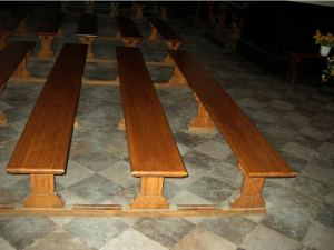 ławka kościelna bez oparciem -  Kościół św. Wawrzyńca w Kutnie