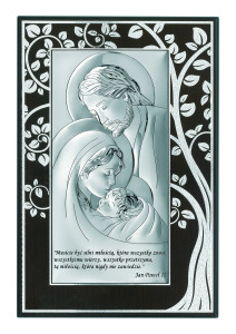 Obrazek srebrny z wizerunkiem Św. Rodziny z cytatem na brązowym drewnie, z drzewem w tle