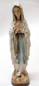 Figura Matka Boska z Lourdes, rzeźba drewniana kolor, wysokość 23 cm 