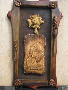Obraz św. Jana Pawła II, płaskorzeźba w drewnie lipowym, wysokość 88 cm