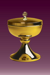 Puszka liturgiczna, mosiądz złocony, wysokość 21,5 cm, średnica 16 cm