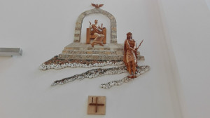 Droga Krzyżowa, połączenie kamiennej mozaiki z rzeźbą w drewnie