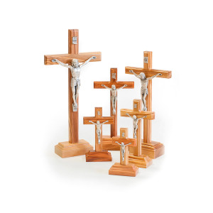 Krzyż z drewna oliwnego, stojący, wysokość 28 cm