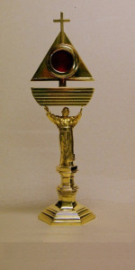 Relikwiarz papieski na relikwie św. Jana Pawła II, mosiężny, złocony lub srebrzony, wysokość 32 cm