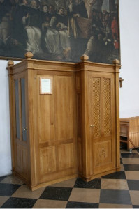 konfesjonał zamknięty - kościół św. Jacka w Warszawie.png