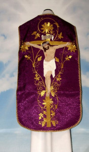 Ornat rzymski z Jezusem na krzyżu