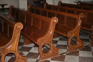 ławka kościelna z oparciem - Kościół św. Jakuba w Skierniewicach
