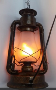 Lampa i żarówka, której światło wygląda jak prawdziwy płomień (zobacz film)